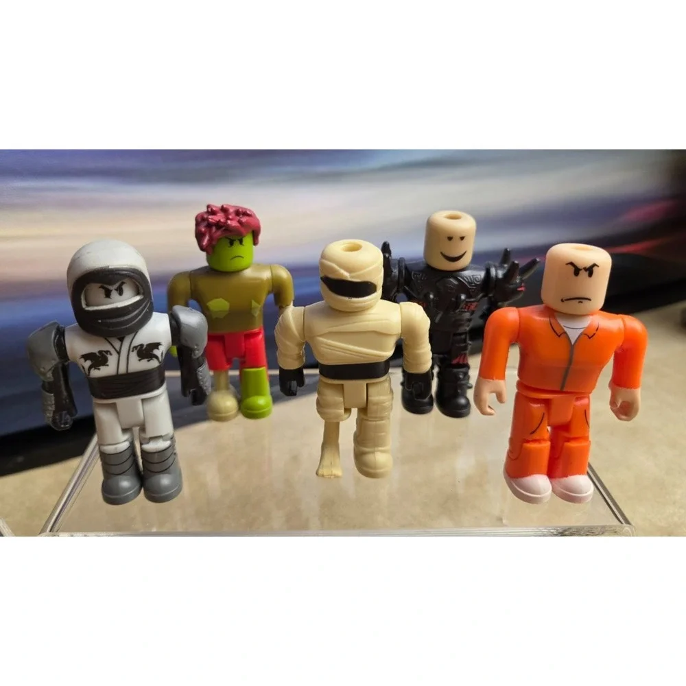 ROBLOX Action Figures, Mixed Lot of 19 Characters plus - No Codes (Lot B)